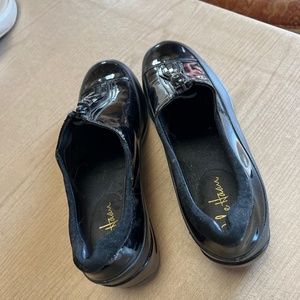 Cole Hann black patent leather closed shoes